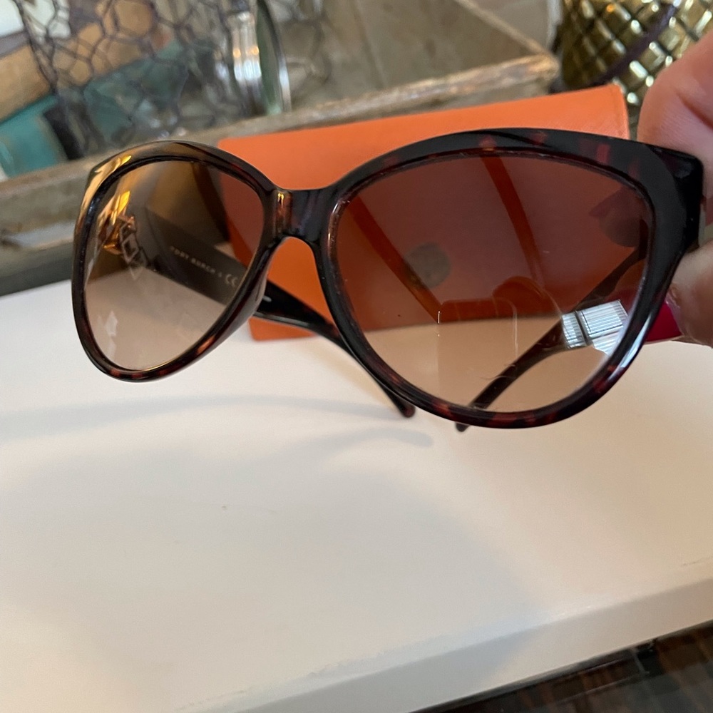Authentic Tory Burch sunglasses, with case, good condition TY9033 Tortoise 59mm